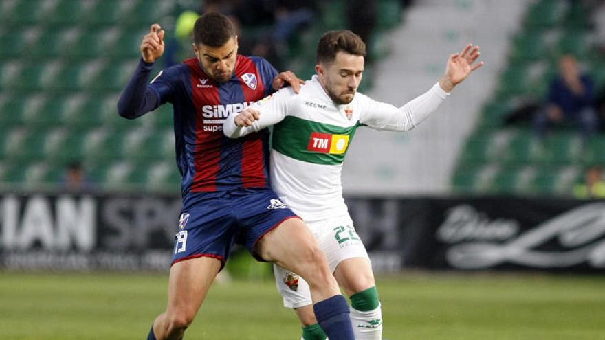 Alexander González, junto a Iriondo, en un partido entre el Elche y el Huesca