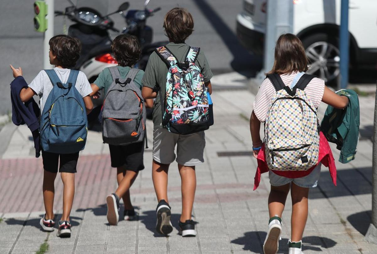 Alumnado a la salida de un colegio, en Vigo.