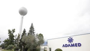 La planta antes de Sanofi y ahora de Adamed, vista desde fuera el día de su inauguración