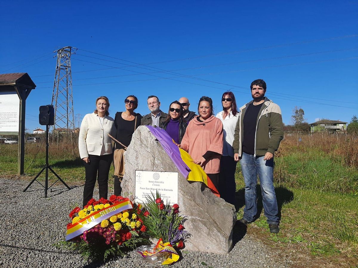 Asistentes a uno de los homenajes a los fusilados en San Miguel de la Barreda