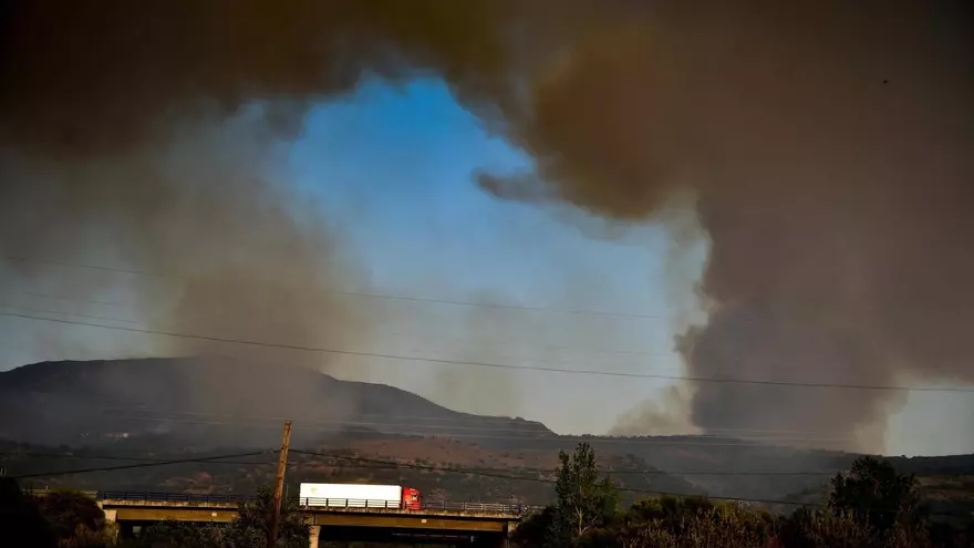El fuego de Cáceres, sin control, obliga a confinar otro pueblo y a cerrar 25 kilómetros de la autovía A-66