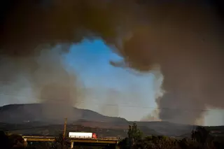 El fuego de Cáceres, sin control, obliga a confinar otro pueblo y a cerrar 25 kilómetros de la autovía A-66