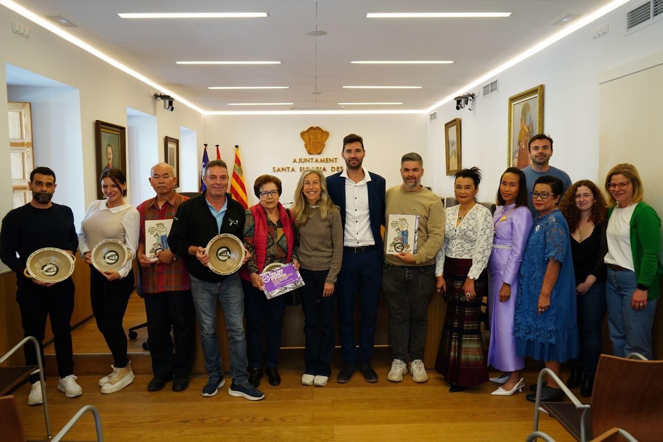 La alcaldesa, Carmen Ferrer, y el concejal de Promoción Económica, Miguel Tur, posan con los ganadores