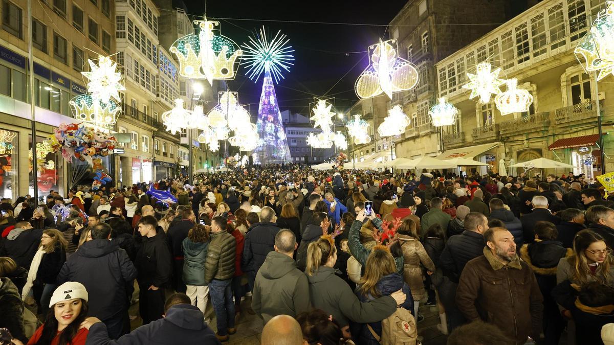 Visitantes a las luces de Navidad de Vigo durante el mes de diciembre