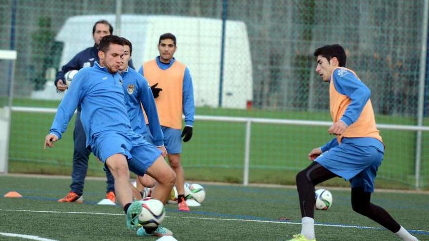 Campillo frente a Anxo durante un entrenamiento del equipo en Príncipe Felipe. // R. Vázquez