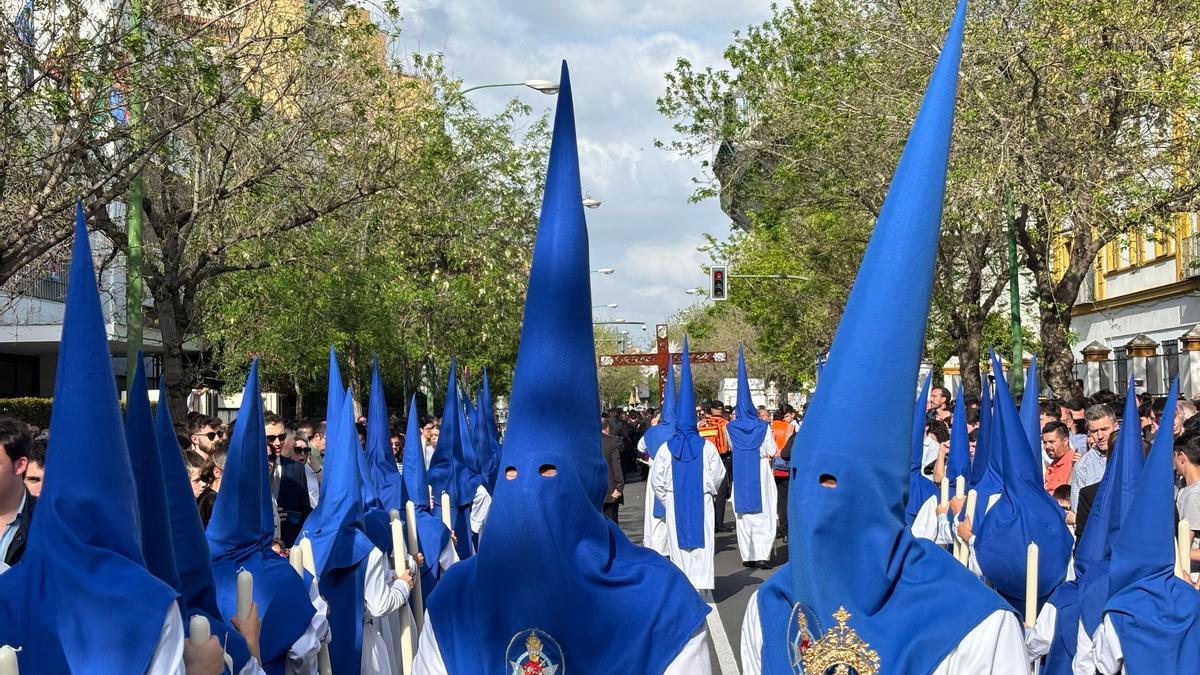La Misión. Casi 700 nazarenos integran el cortejo azul de la hermandad del Claret.
