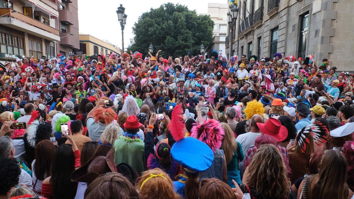 Las murgas Diablos Locos y Bambones protagonizan cada Sábado de Piñata, a las 18:00 horas, una 'pelea de gallos' en las escalinatas del teatro Guimerá.