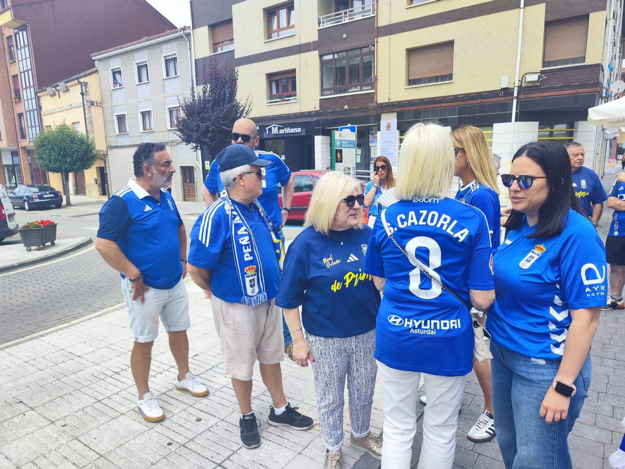 Ofrenda azul en Lugo de Llanera: los oviedistas agradecen a Santa María el ascenso a Primera