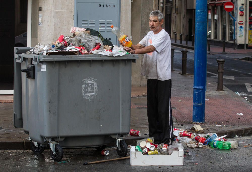 Las calles de Alicante se recuperan poco a poco de las fiestas