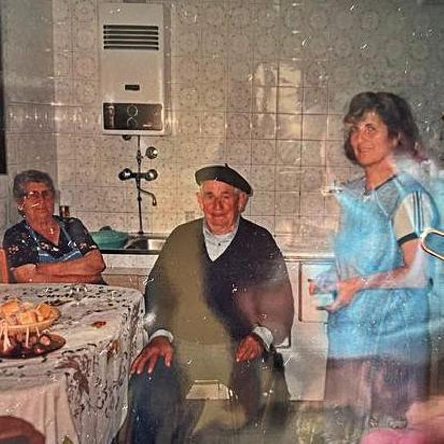 Pilar Fernández (de azul) en la cocina, con sus abuelos.