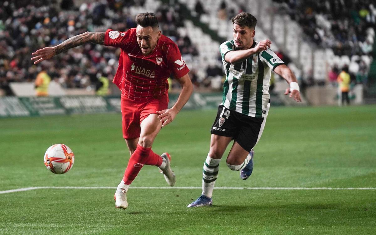 CÓRDOBA, 01/12/2021.- Ocampos (i), del Sevilla, y Alonso, del Córdoba, durante el partido de primera ronda de la Copa del Rey disputado este miércoles en el estadio de El Arcálgel de la capital cordobesa. EFE/Rafa Alcaide