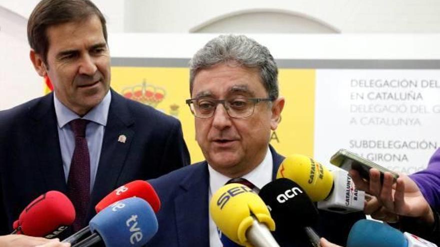 El delegat de l&#039;Estat, Enric Millo, amb el subdelegat a Girona, Juan Manuel Sánchez-Bustamante, ahir.