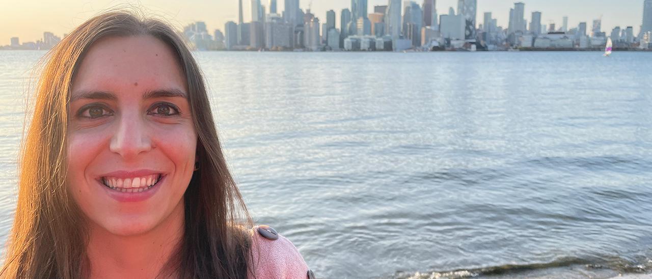 La investigadora lucense María Jesús González, ante el icónico “skyline” de Toronto.