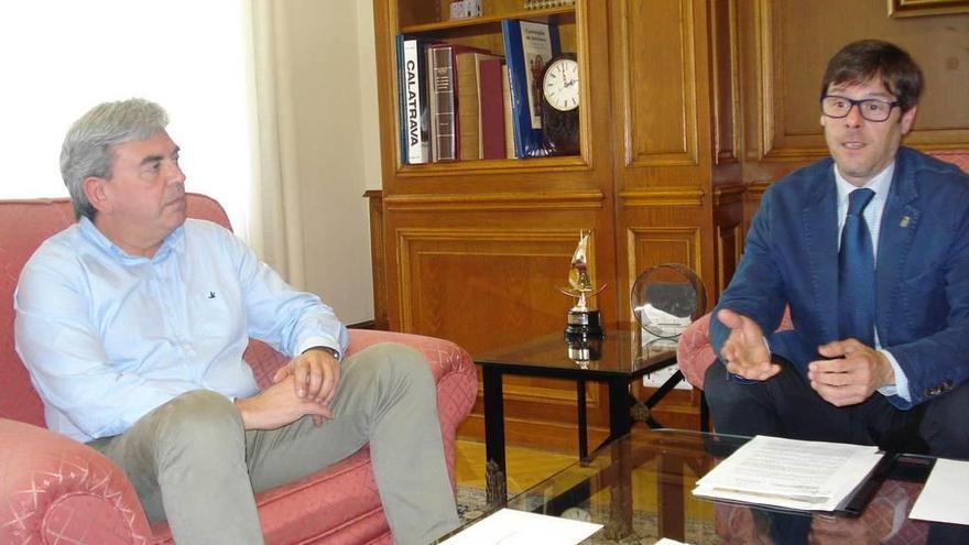 El delegado del Gobierno, Manuel Marín, y el alcalde de Cudillero, Ignacio Escribano, ayer, en Oviedo.