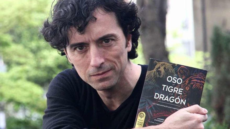 El escritor Andrés Pascual, con su libro &#039;El oso, el tigre y el dragón&#039;.