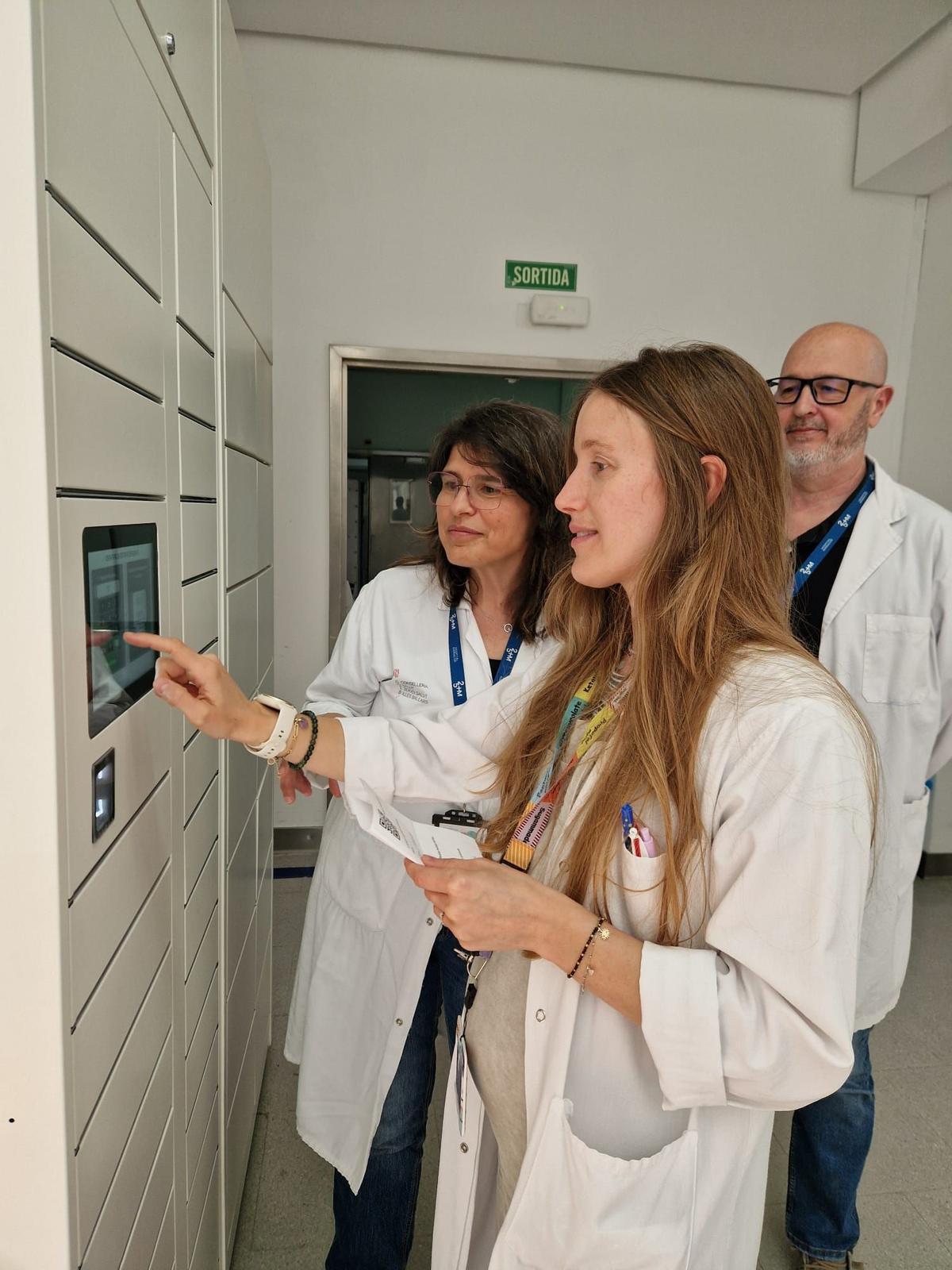 Una sanitaria del hospital prueba las nuevas taquillas.