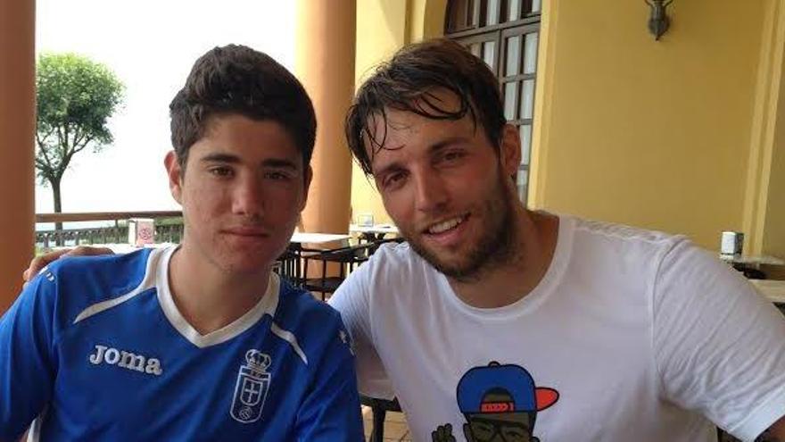 Por la izquierda, Asier Gomes con Michu, en el centro asturiano