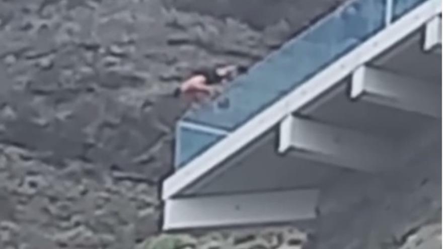 Hace el pino al borde del Mirador de Los Gigantes en Tenerife