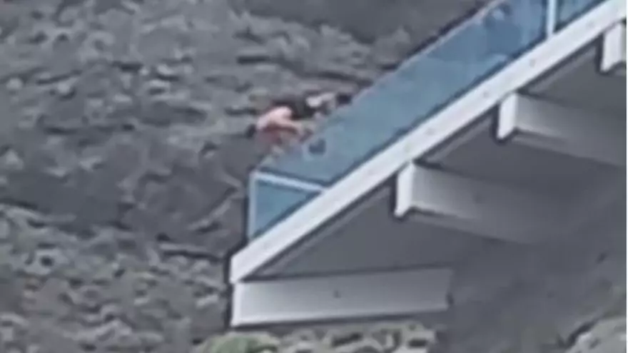 Un joven se juega la vida haciendo el pino al borde del Mirador de Los Gigantes en Tenerife