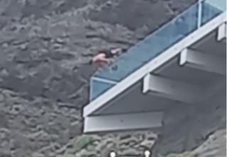 Un joven se juega la vida haciendo el pino al borde del Mirador de Los Gigantes en Tenerife