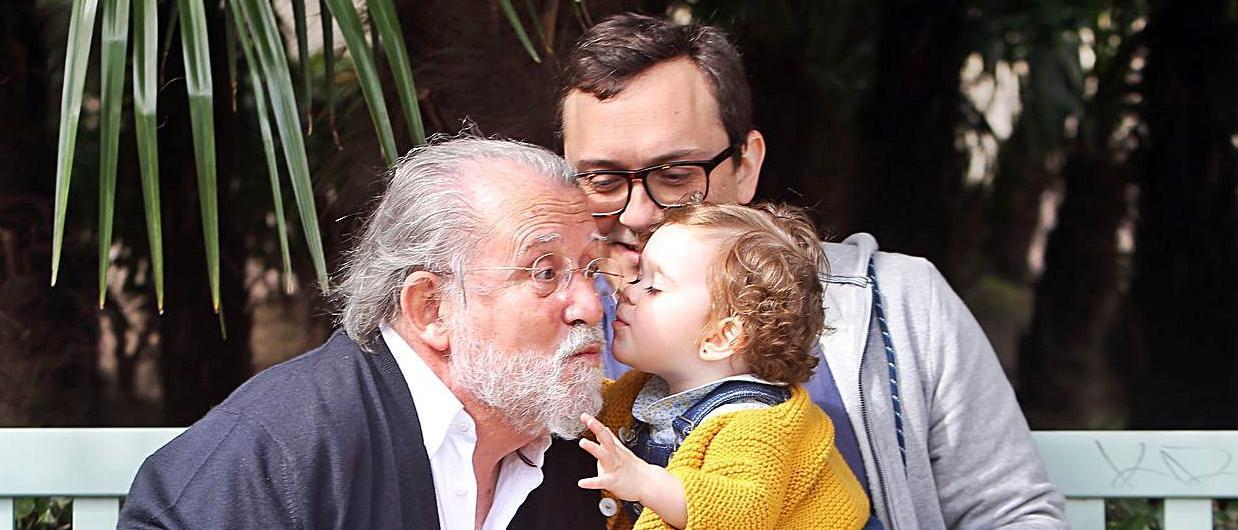 Julio Picatoste, con su hijo Mauro y su nieta Lola, en la Alameda de Vigo.