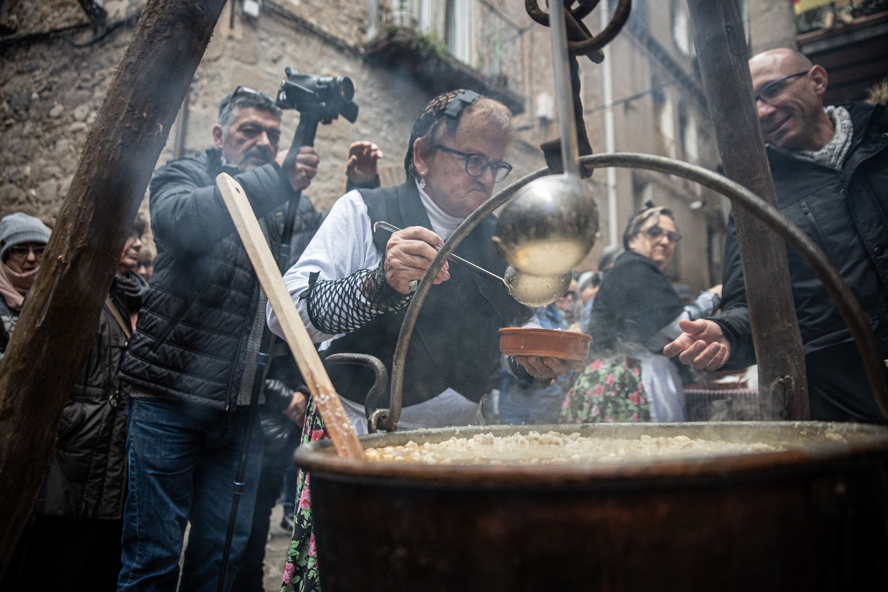 Gironella cuina i reparteix 100 quilos de blat de moro escairat