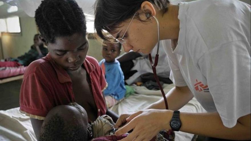 Una doctora de Médicos Sin Fronteras atiende a una niña con malaria.
