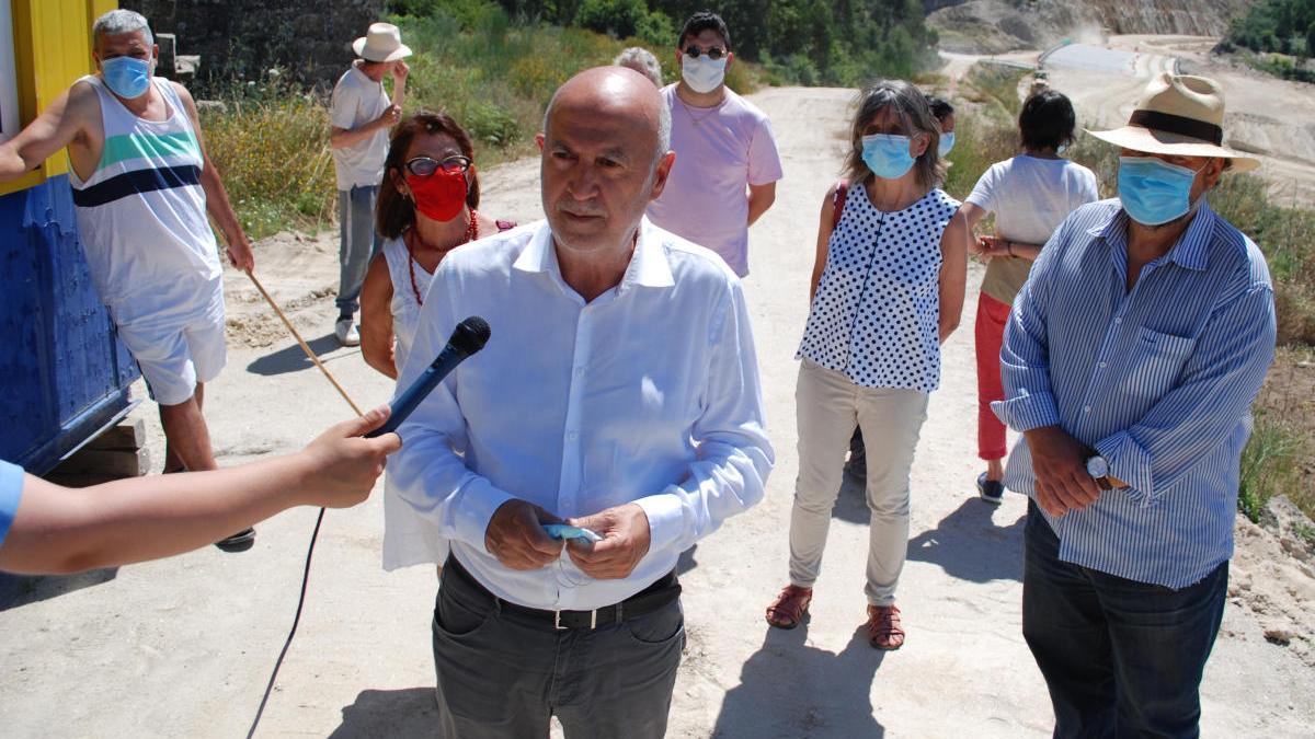 Pancho Casal, ayer en Marcón con los vecinos. // FdV