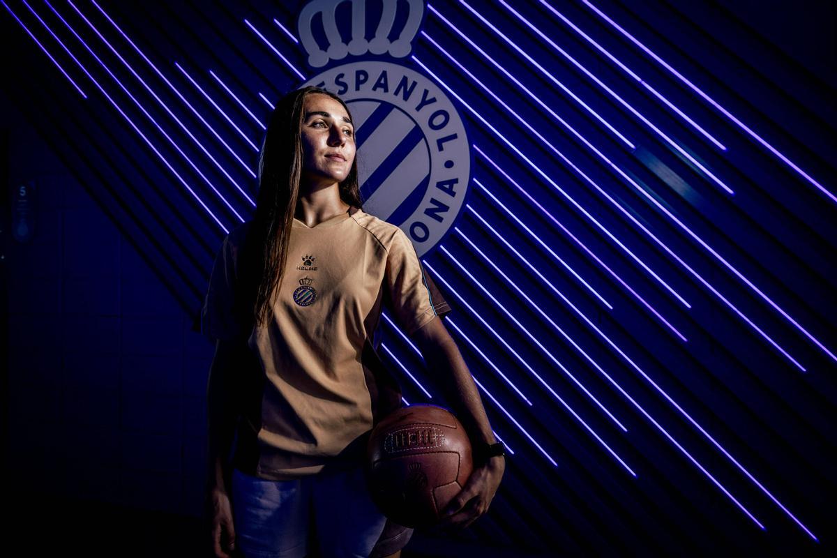 Barcelona 26/08/2026 Deportes. Ona Baradad,jugadora del Espanyol,en la Ciutat Esportiva Dani Jarque tras la entrevista con El Periódico. AUTOR: JORDI OTIX