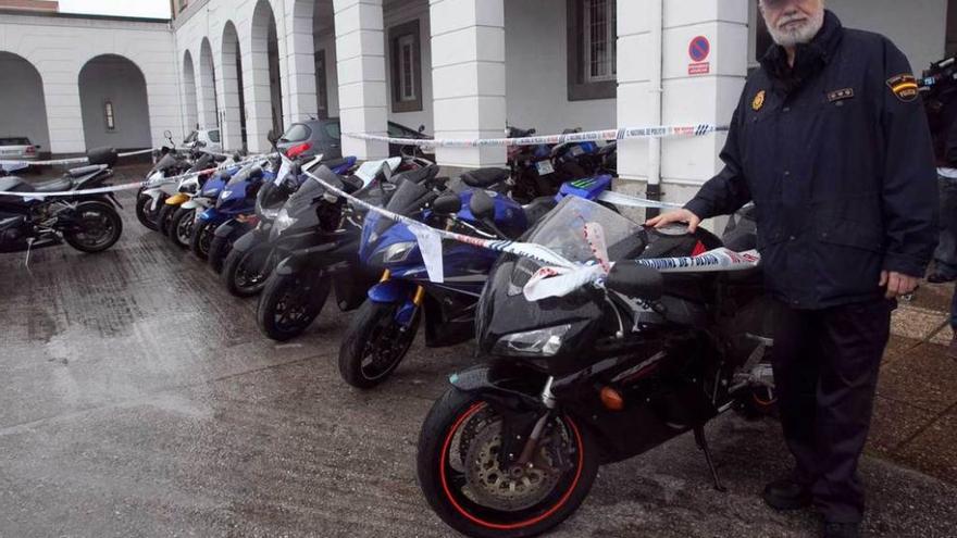 El jefe superior de Policía, Baldomero Araújo, con las motos recuperadas, en marzo de 2012.