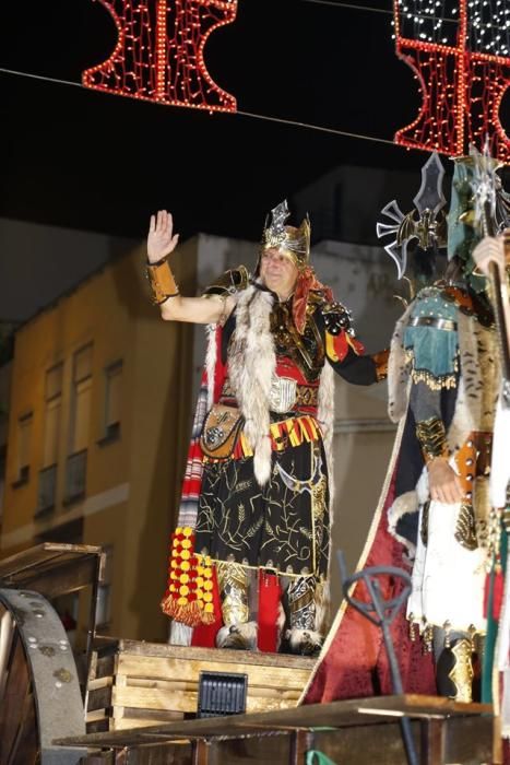 Desfile de comparsas moras y cristianas en Manises.