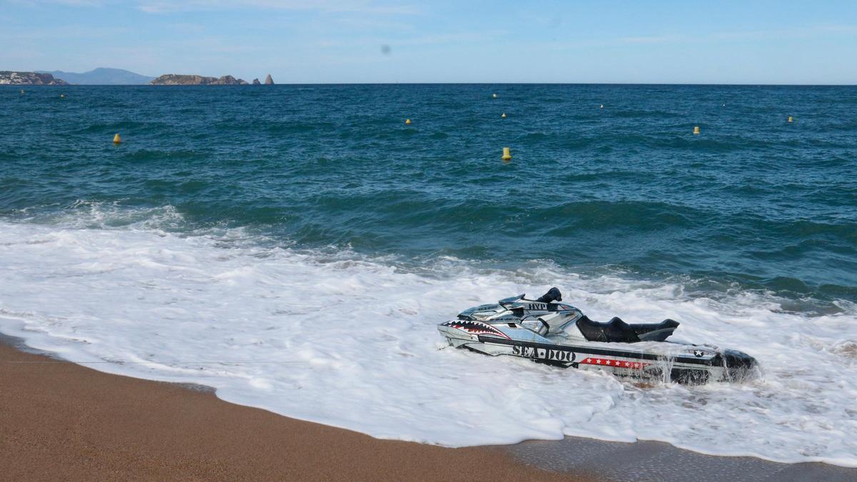La moto aquàtica que duia el menor, localitzada a la platja de Pals.