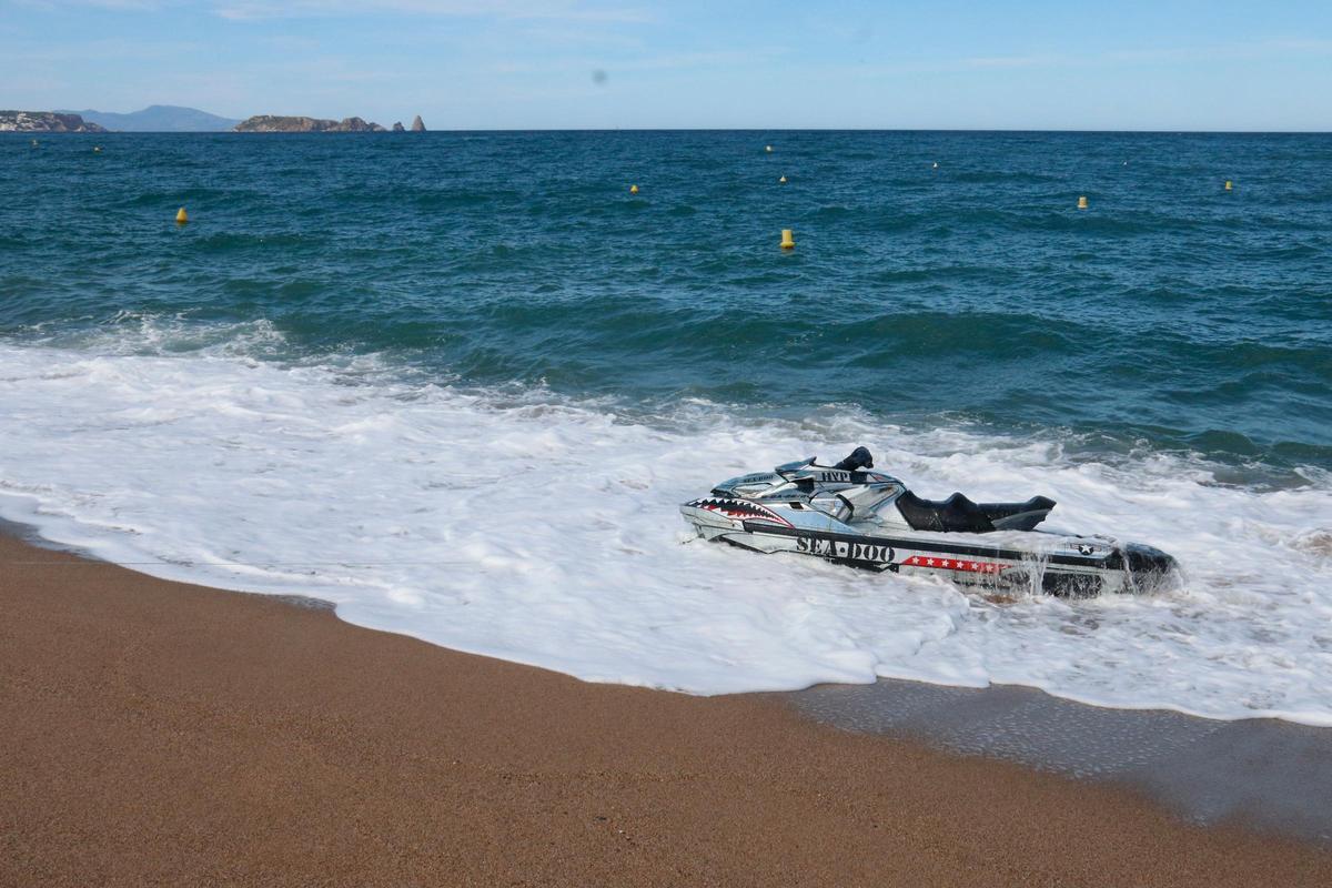 La moto aquàtica que duia el menor, localitzada a la platja de Pals
