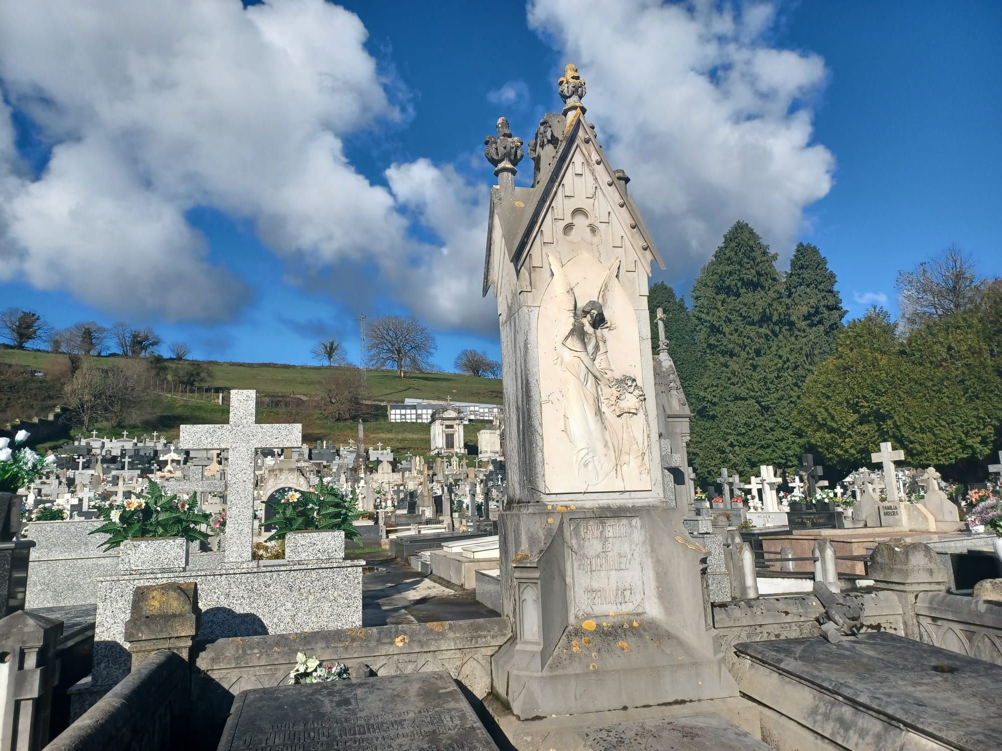 Turismo de cementerio: los secretos del camposanto de Grado, arte funerario y  lápidas "profesionales"