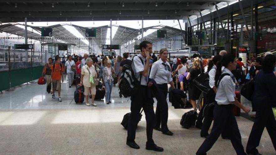 Llegada a la Estacion Maria Zambrano del AVE afectado por las lluvias.