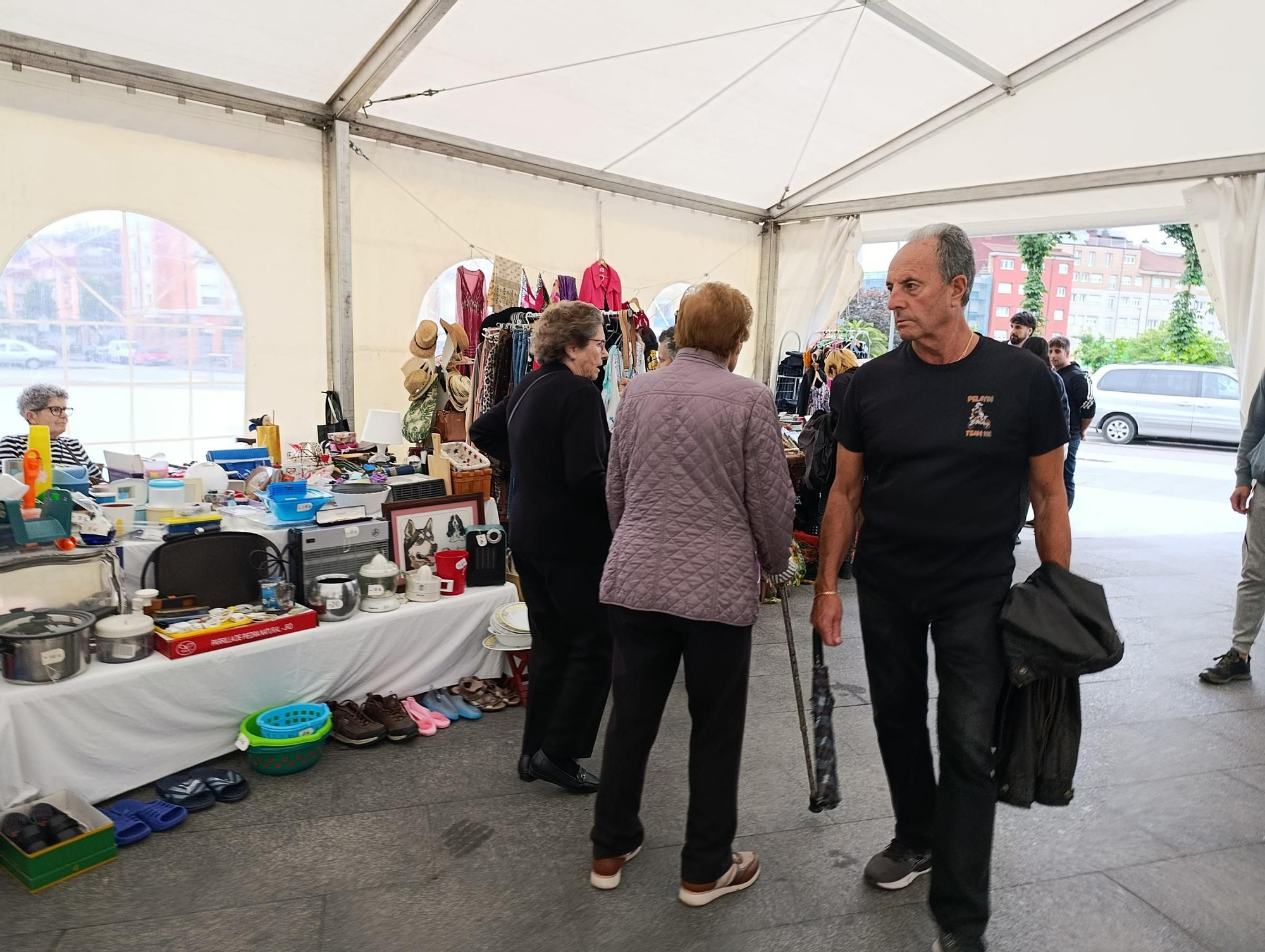 El primer Mercado del Trueque y Segunda Mano triunfa en Lugones