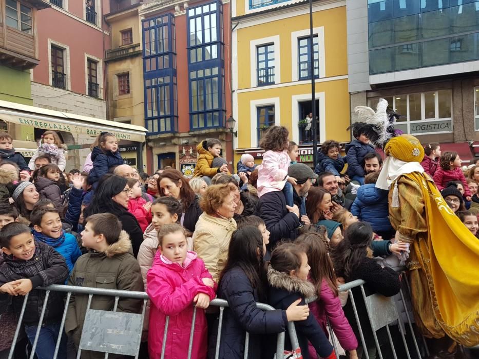 Los Reyes Magos llegan a Gijón para repartir regalos e ilusión