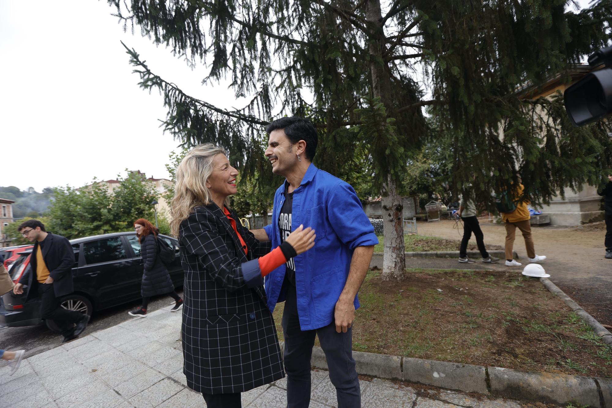 EN IMÁGENES: Así fue la visita de Yolanda Díaz y Rodrigo cuevas a las obras del teatro La Benéfica, en Infiesto