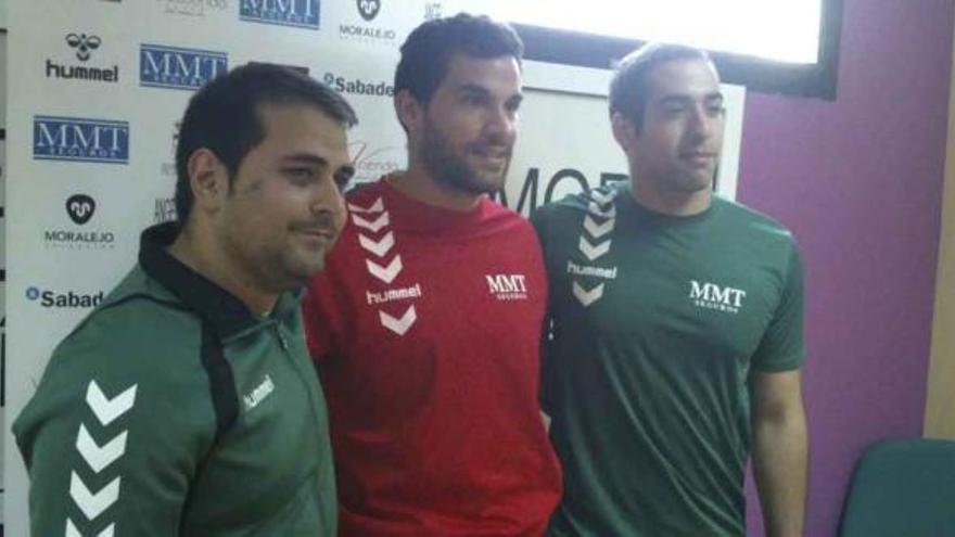 Eduardo García Valiente, junto a Octavio Magadán y Esteban Salinas en el momento de anunciar el futuro de los dos jugadores del MMT Seguros.