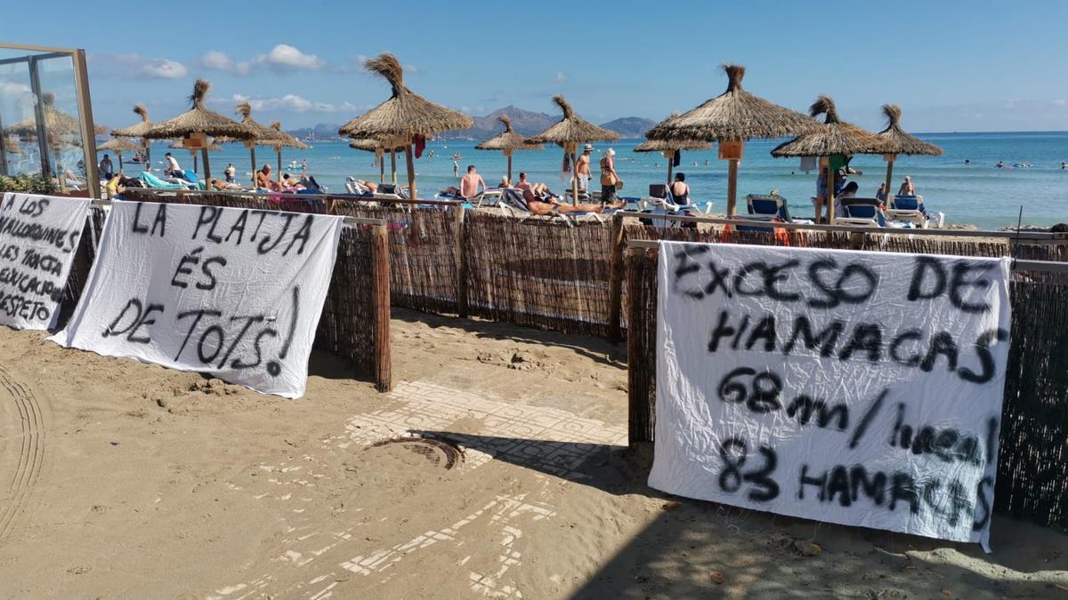 Bañistas de Can Picafort colocan pancartas contra la sobreocupación de hamacas: “La playa es de todos”