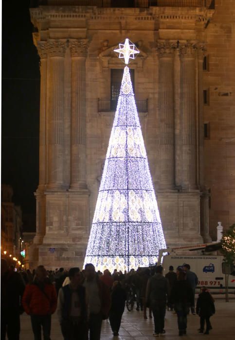 Un espectáculo de luz y sonido, actuaciones infantiles y un concierto de Siempre Así han dado la bienvenida a las fiestas en un Centro de Málaga que estrenaba luces en algunas calles.