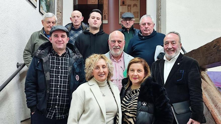 En primer término, María Flor Gancedo y Carolina Fernández. Detrás, entre ambas, el nuevo presidente, Manuel Fernández. A su lado, a la izquierda, José Luis Tamargo, y Manolo Fernández. Detrás, por la izquierda, Gerardo Alonso, Rafael García, Pablo Rodríguez, Plácido Fernández y Elías Manuel Fernández.