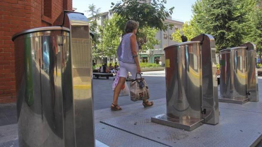 Imagen de contenedores subterráneos de basura en Ibi.