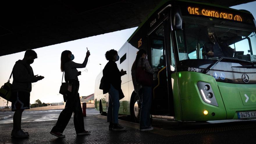 Pasajeros suben a una guagua en el Intercambiador de La Laguna.