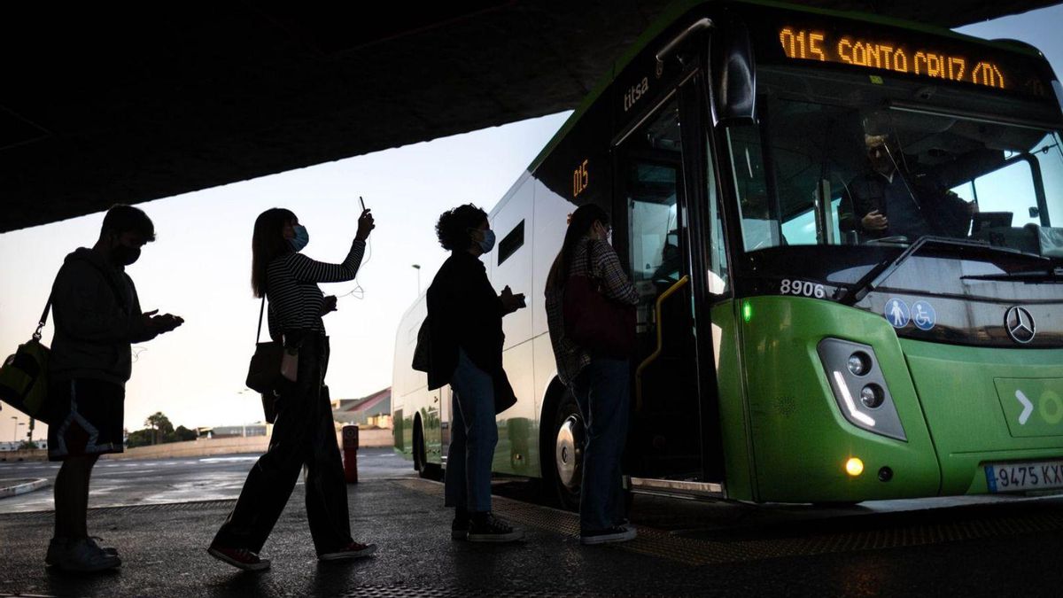 Pasajeros suben a una guagua en el Intercambiador de La Laguna.