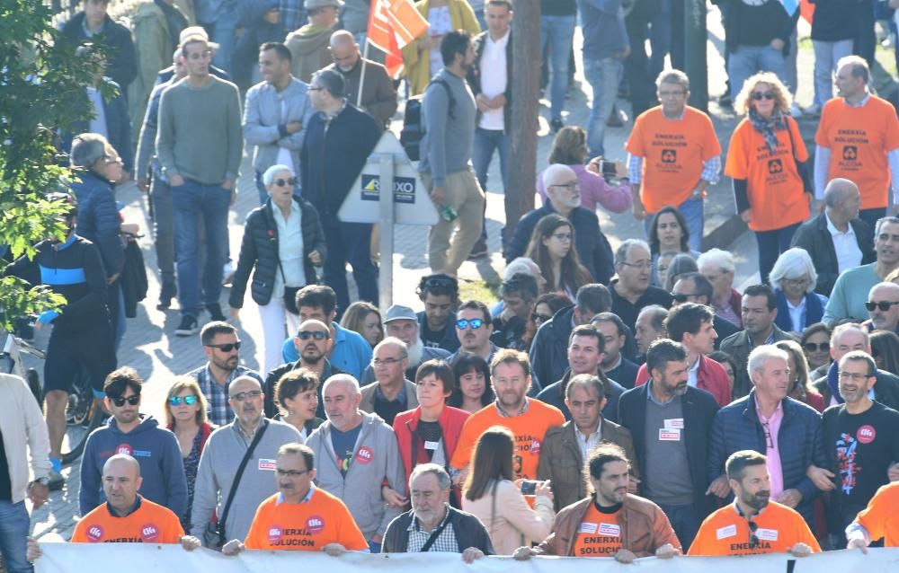 La concentración, que partió de A Palloza hacia la Delegación del Gobieno, contó entre sus asistentes con trabajadores de la planta en Avilés y miembros de la Corporación municipal.