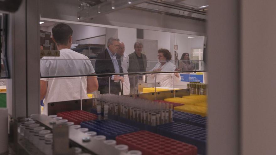 El laboratorio del CHUO se automatiza y analiza con IA, muestras y cultivos