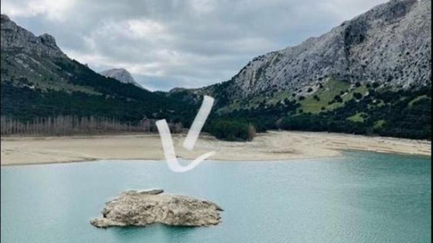 La sequía deja al descubierto un pequeño islote en el Gorg Blau: “¿Y cómo se llega hasta allí?”