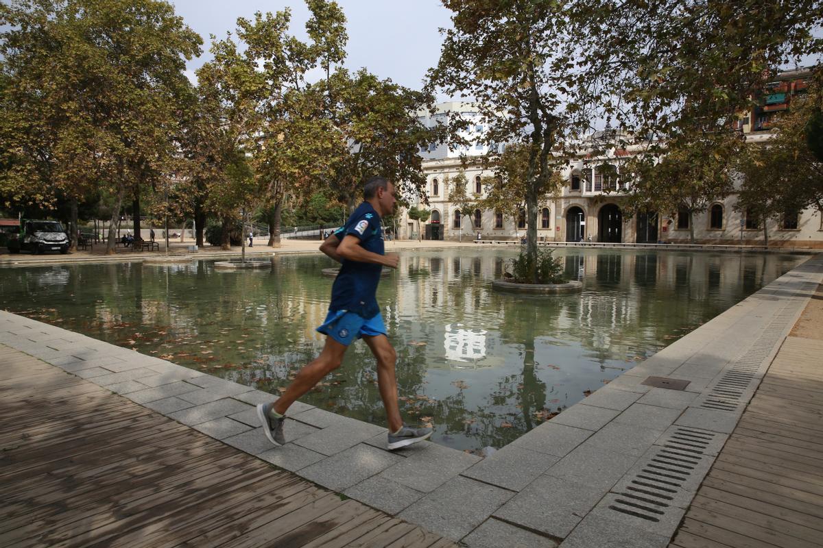 El lago en el que estaba prevista la reforma paralizada para crear una zona de juegos infantiles votada en los presupuestos participativos, en los Jardines del Baix Guinardó.