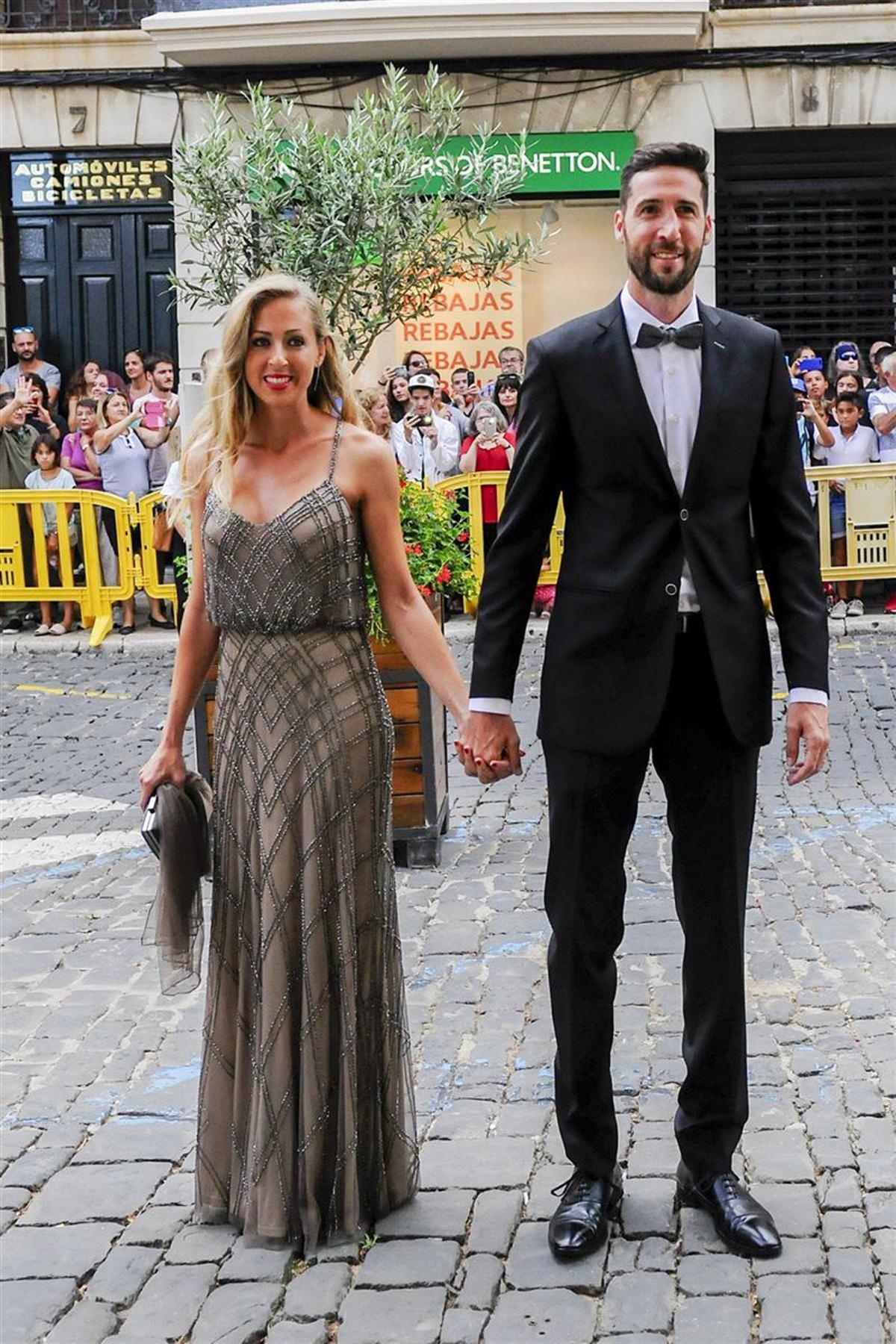 Sergi Vidal y su mujer, en la boda de Sergio Llul y Almudena Cánovas